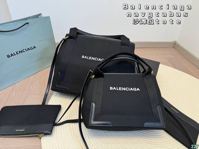 Balenciaga 巴黎世家 Navy Cabas 沙滩 Tote 超多网红博主们推荐 包包非常耐用 包包本身自重轻 尺寸 38 30 30 22 - 点击图像关闭