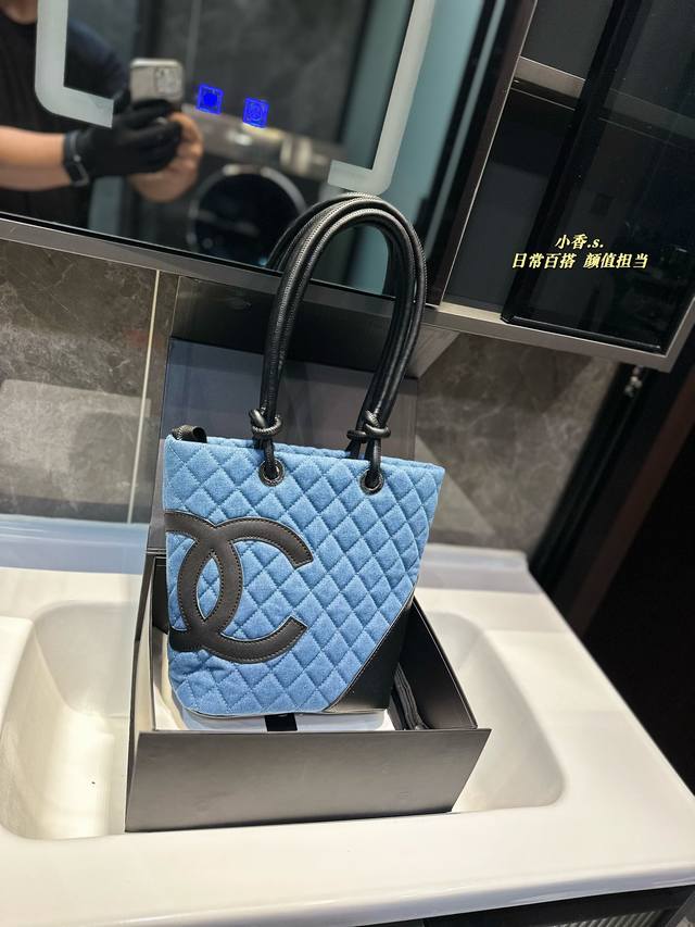 香奈儿chanel Vintage 中古牛仔菜篮子 康鹏包大号尺寸 容量超级好 平时出门必备的小东西都可以装！ 牛仔洗水超级耐看 尺寸 20.24Cm