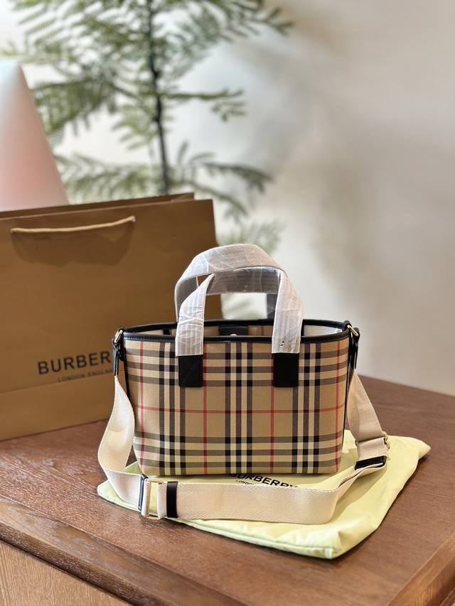 Burberry巴宝莉尼龙包手提包24 Size 25 18Cm Bur尼龙包通勤必备 轻便又实用的托特包, 包身正面带有品牌标志型字母logo, 极具辨识度