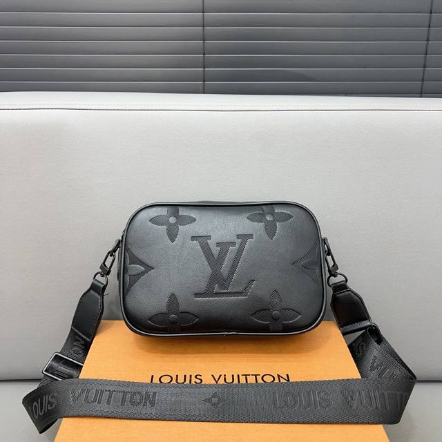 Louisvuitton 路易威登 压花 相机包单肩斜挎包采用精湛镶嵌细工，实物拍摄 原厂原版面料 配送防尘袋14 X 22Cm。