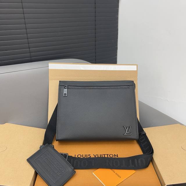 Louisvuitton 路易威登 二合一 牛皮messenger Voyage 牛皮单肩斜挎包采用精湛镶嵌细工，实物拍摄 原厂原版面料 配送防尘袋21X 28