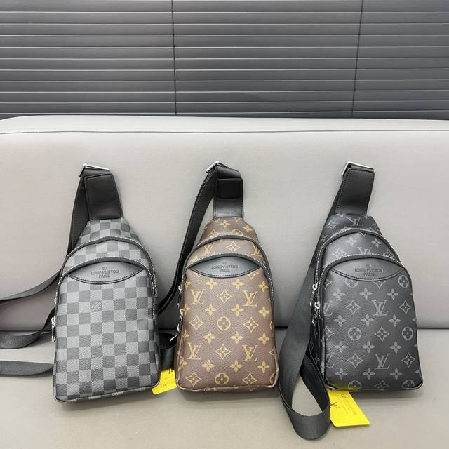 Louisvuitton 路易威登 印花胸包 斜挎单肩包 采用精湛镶嵌细工，实物拍摄 原厂原版面料 配送防尘袋30 X 17 Cm。