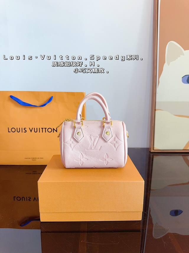 配礼盒. Lv Speedy 系列 枕头包 这款retiro 手袋以标志性的lv老花面料制成，搭配奢华的变色牛皮饰边，经典永恒。优雅低调的外形设计和宽敞的包 全