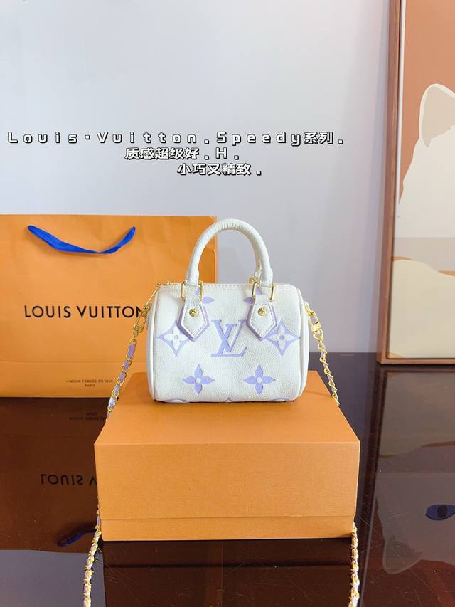 配礼盒. Lv Speedy 系列 枕头包 这款retiro 手袋以标志性的lv老花面料制成，搭配奢华的变色牛皮饰边，经典永恒。优雅低调的外形设计和宽敞的包 全