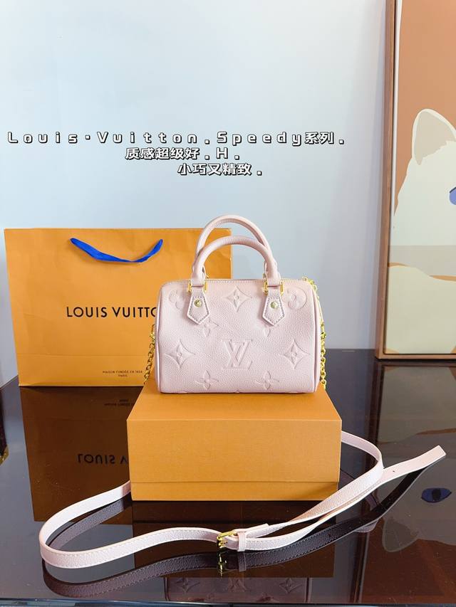 配礼盒. Lv Speedy 新款枕头包 这款retiro 手袋以标志性的lv老花面料制成，搭配奢华的饰边，经典永恒。优雅低调的外形设计和宽敞的包 全包对花.尺