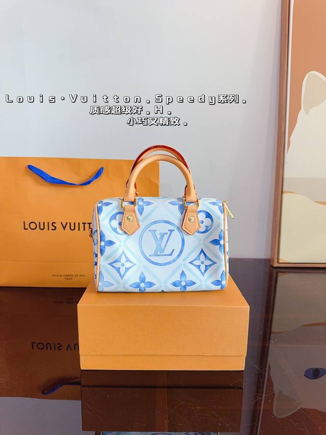 配礼盒. Lv Speedy 新款枕头包 这款retiro 手袋以标志性的lv老花面料制成，搭配奢华的饰边，经典永恒。优雅低调的外形设计和宽敞的包 全包对花.尺