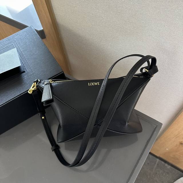 礼盒包装 Loewe Puzzle麻将包 Loewe 昨天新上线的 Puzzle Fold Pouch 有点好看 皮质细腻滑顺，忍不住想rua 包包上缘可以塌陷