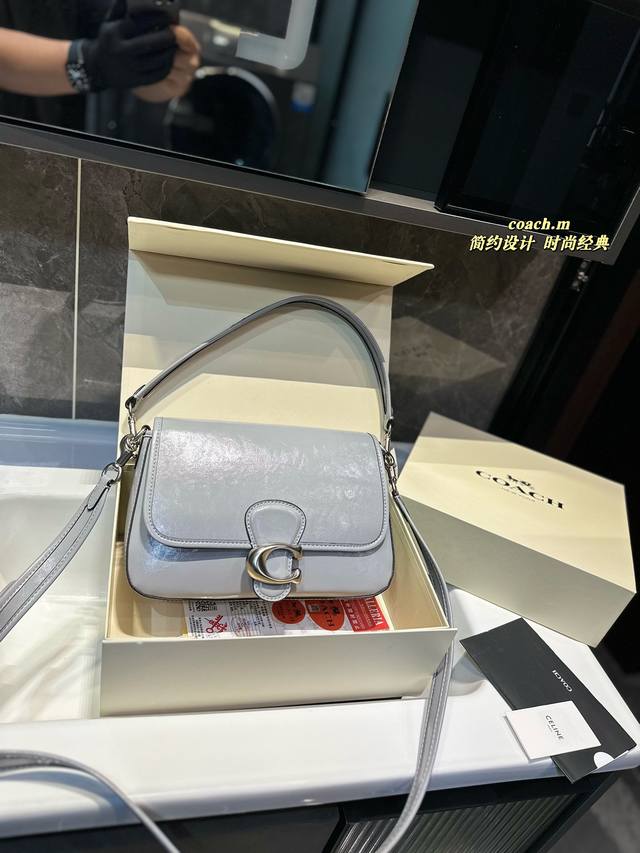 礼盒包装 Coach 温柔的腋下包配色 Soft Tabby包~ Coach蔻驰新品~春日单品 温柔色系soft Tabby 斜挎腋下包； 容量太合适了 日常出