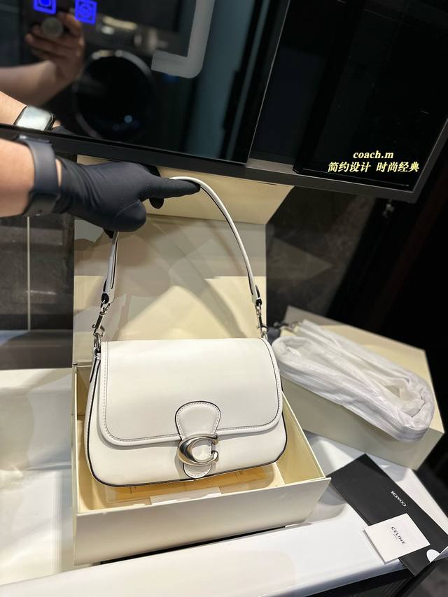 礼盒包装 Coach 温柔的腋下包配色 Soft Tabby包~ Coach蔻驰新品~春日单品 温柔色系soft Tabby 斜挎腋下包； 容量太合适了 日常出