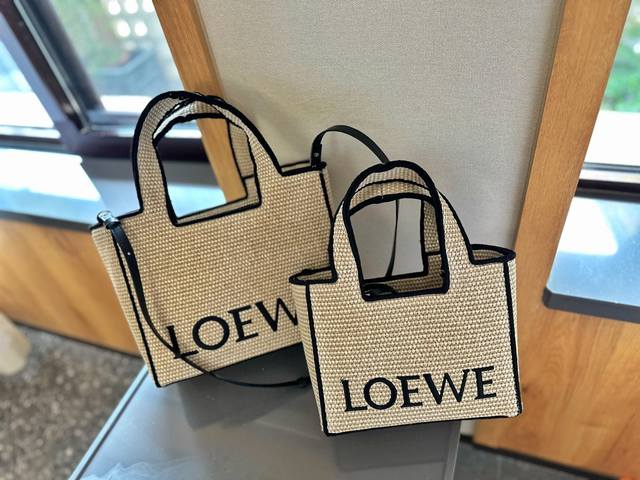 配斜挎肩带 Loewe罗意威 Anagram Basket刺绣徽标草编织购物袋菜篮子 夏季新款草编包basket Bag 菜篮子 编织拼皮购物袋沙滩度假手提包。