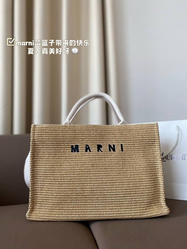 Marni菜篮子带来的快乐 夏天真美好呀marni这个菜篮子太时髦了 拯救穿搭非它莫属了哪怕穿的再普通把它搭配起来随手一个pose就是大片啦出街或旅游回头率不要 - 点击图像关闭