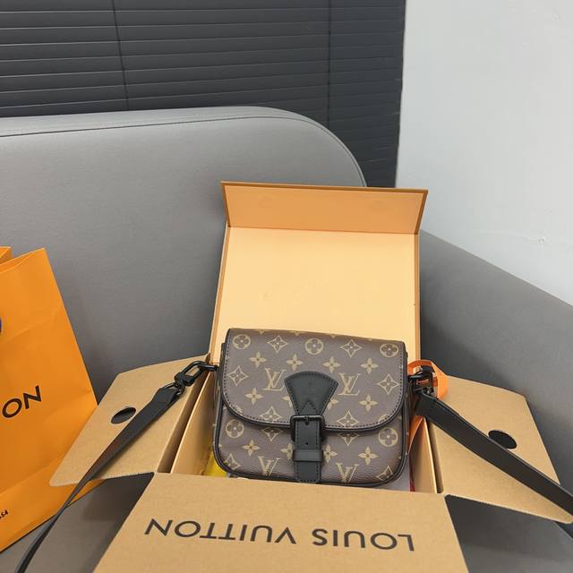 Louisvuitton 路易威登 Montsouris 斜挎包翻盖邮差包 单肩包 男女通用斜挎包 采用精湛镶嵌细工 经典百搭 实物拍摄 原厂原版面料 配送防尘