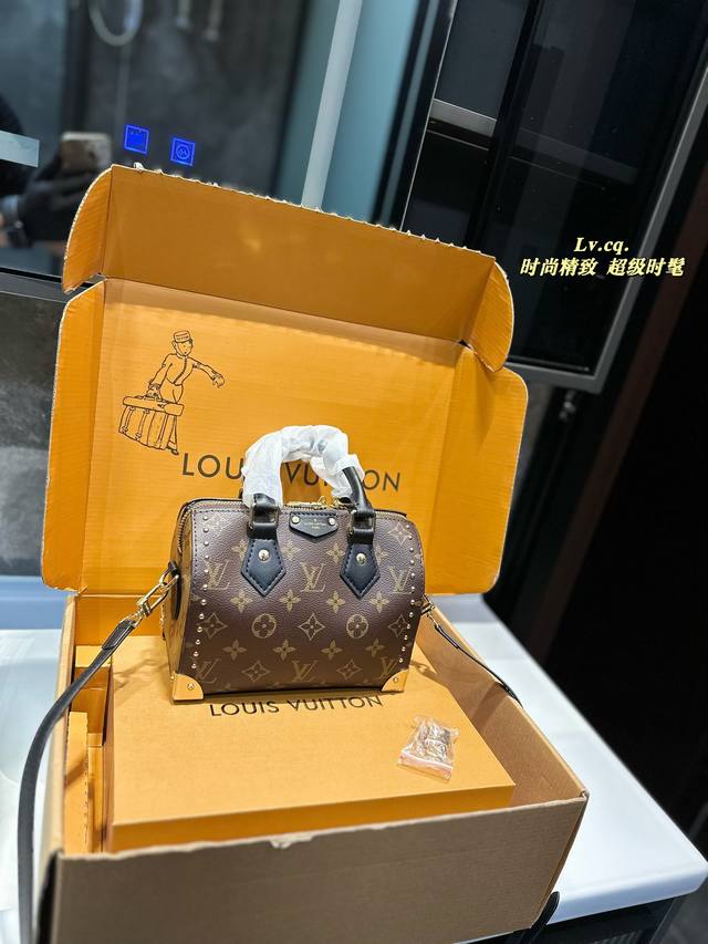 Lv 新款 Speedy 25 铆钉枕头包 Lv 新款系列 枕头包 手袋,全网首发 Lv Speedy 枕头包这款retiro 手袋以标志性 经典永恒。优雅低调