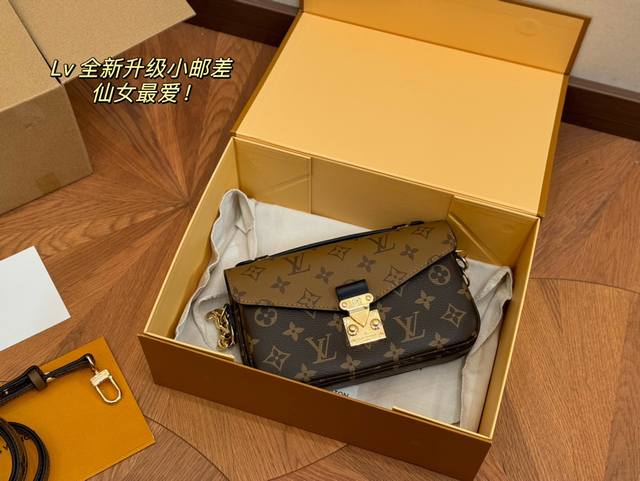 配折叠盒飞机盒 Size：21Cm Lv 顶级品质邮差包 升级钢五金 经典老花邮差 每一年这个季节都要推一下！ 因为它太经典！太好看！