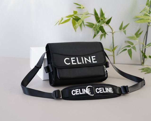 Celine 官网同步 高版本 斜挎单肩背包 永恒不过时的标志性产品 纯原单布料 顶级五金制作 非市面普通版本 今年最爱的款 全部实拍 实用性非常高 完全不用担