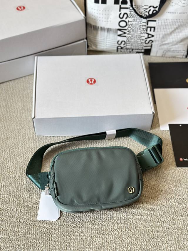 Lululemon Everywhere腰包 时髦单品 解放双手 运动户外骑行首选包包 运动户外、健身骑行首选腰包 胸包，旅游休闲也很合适，时髦单品 解放双手