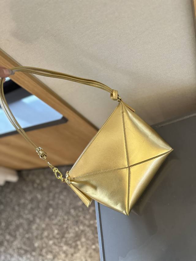 礼盒包装 Loewe Puzzle麻将包 Loewe 昨天新上线的 Puzzle Fold Pouch 有点好看 皮质细腻滑顺，忍不住想rua 包包上缘可以塌陷 - 点击图像关闭