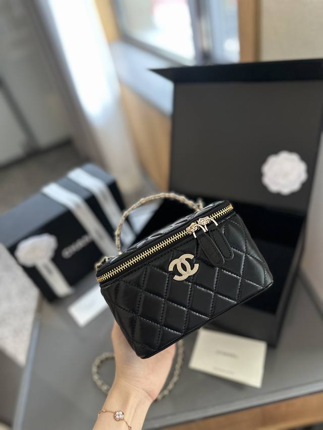 折叠礼盒包装 Chanel 新品 高级镶金镂空编织手柄 盒子包 化妆包 小箱子 最近的盒子包系列真的好火，小盒子当然是异常可爱啦。尺寸 16 10 8Cm