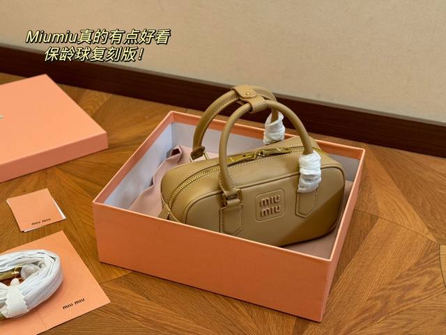 升级版配盒 Size：23*11Cm Miumiu保龄球 公文包 包包甜度刚好！ 很难不爱啊啊！ 可手拎也可斜挎 绝对不是小废包哦容量足足的~~ 出场就是miu