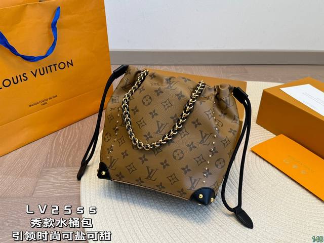 Lv 25Ss秀款水桶包， Louis Vuitton 2025早春系列水桶包 新季包袋作品中最引人注意的新款néonoé 水桶包， 在底部和侧面加入经典硬箱的