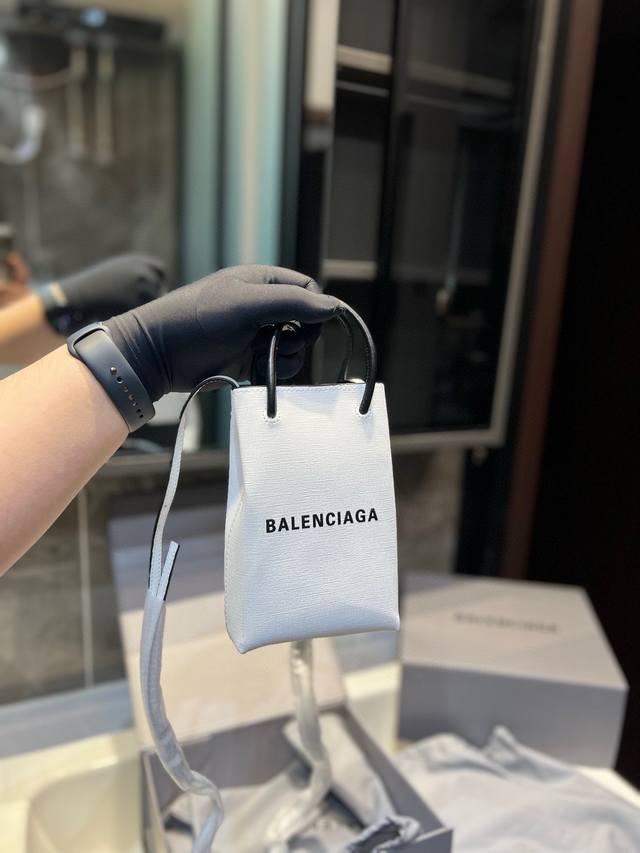 礼盒包装 David Jones最近跟奢侈品牌balenciaga巴黎世家合作，推出了一款购物袋！巴黎世家的这款名为heritage的购物袋，提着这个购物袋去超