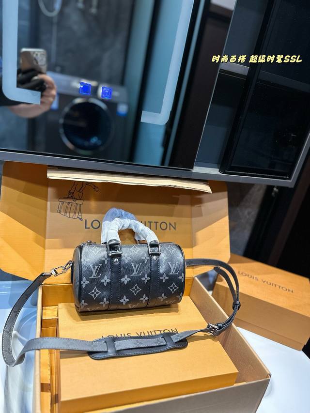 Lv Keepall Xs 秀款 枕头包 很燃 这款retiro 手袋以标志性 经典永恒。优雅低调的外形设计和宽敞的包身更加入了实用性 尺寸