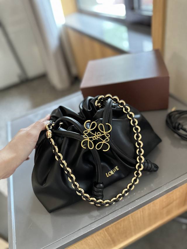 礼盒包装 Loewe 羊皮 Purse 福袋 Loewe 兴 迷你柔软纳帕羊皮革 Flamenco Purse 福袋 采用褶皱设计，侧面搭配标志性绳结等关键细节