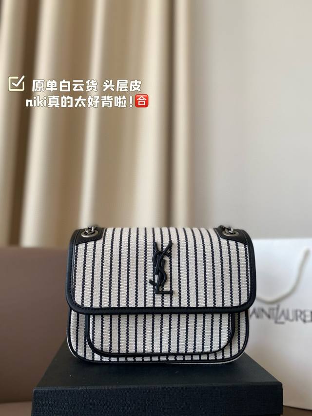 原单白云货 头层皮 Size：22*18Cm 小 Niki真的太好背啦 真的很好看很别致 Ysl Niki 皮料软糯质感 牛皮！牛皮！Ysl 里外都是牛皮哦！