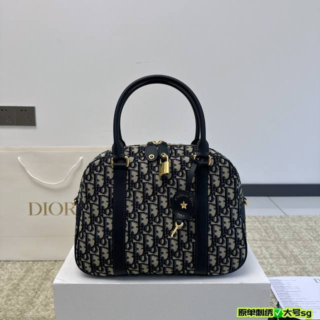 折叠盒 Size：30.22Cm Dior 新款保龄球包