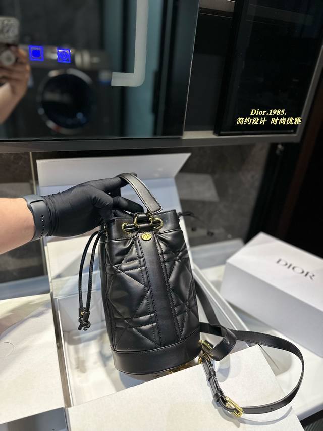 礼盒包装 Dior Ss24 New Look. 新款双肩链条包来咯受名 难得出街拍摄dior新品 Hen 搭配ss24 系列作品 Total Look时尚感十