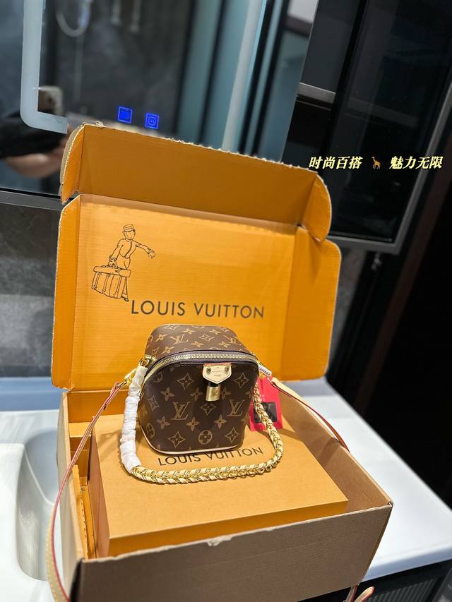 礼盒包装 Size：13*14Cm Lv 小箱子 小锁头 23Ss新款 看起来就爱了 方方正正，很能装东西