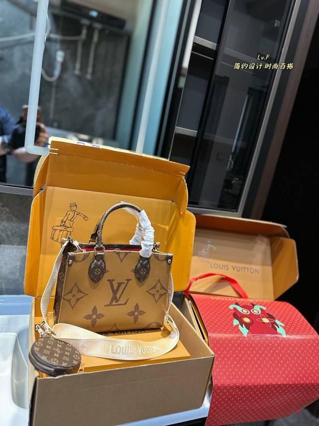 折叠飞机礼盒 Lv Onthego Lv A B面原料 Onthego妈咪袋 性价比之王这是一款超赞的包型，灵感来自于恶搞lv的街头品牌，曾经的曾经，Louis