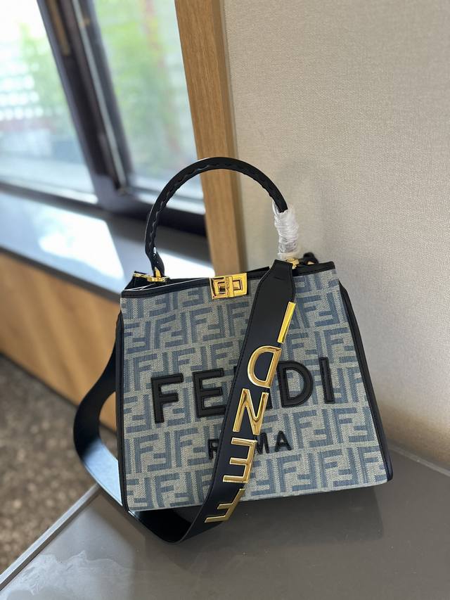 Fendi 牛仔老花手提 Tote 提起大logo,总能让人联想到土豪，但是在不少奢侈品的经典元素里，Logo的重复铺设是非常平常的东西。这也是为什么那么多款包