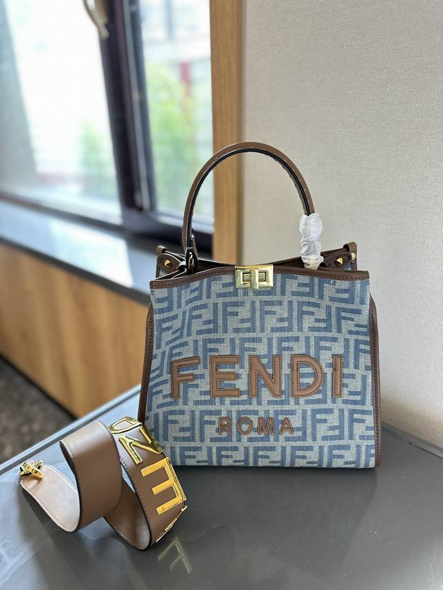 Fendi 牛仔老花手提 Tote 提起大logo,总能让人联想到土豪，但是在不少奢侈品的经典元素里，Logo的重复铺设是非常平常的东西。这也是为什么那么多款包