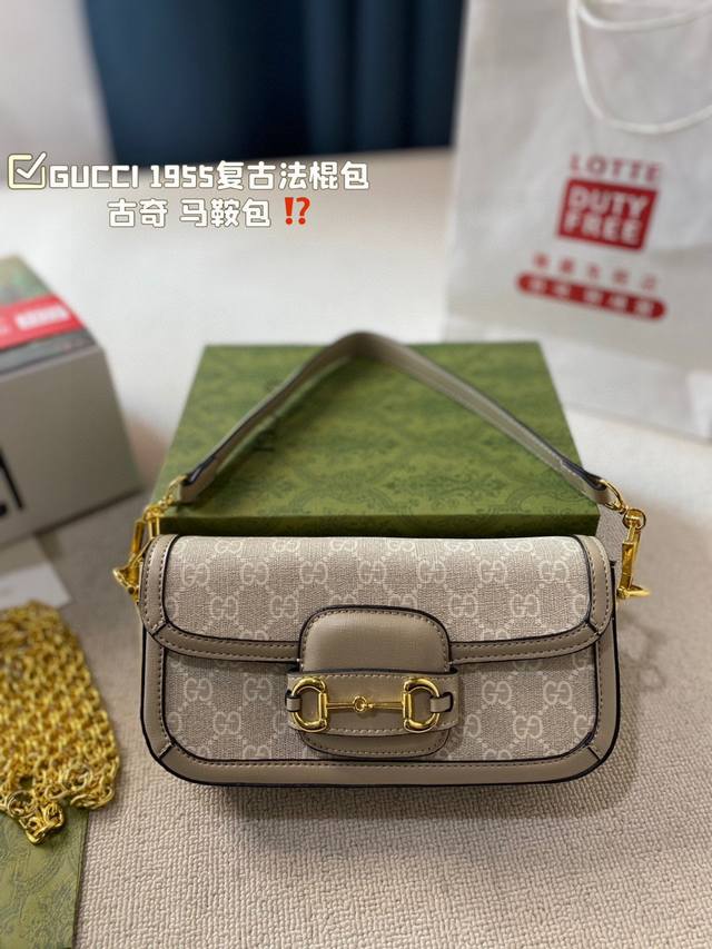 原单品质 Gucci 1955复古法棍包。 Gucci 1955家族又新填一位新成员在原有的经典马鞍包设计上等比例缩小定型包工艺显得更加小巧精致 配了一根超美的