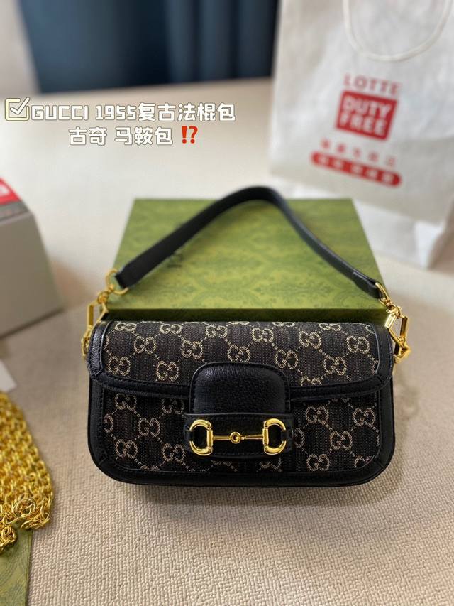 原单品质 Gucci 1955复古法棍包。 Gucci 1955家族又新填一位新成员在原有的经典马鞍包设计上等比例缩小定型包工艺显得更加小巧精致 配了一根超美的