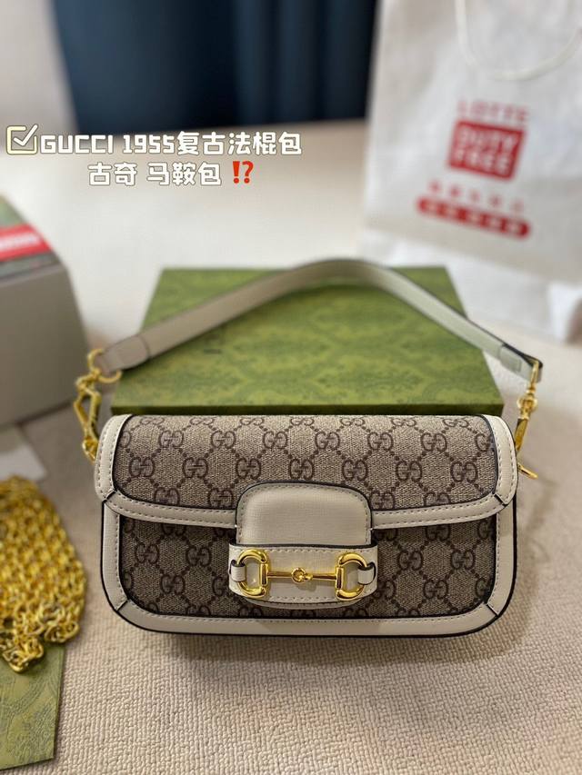 原单品质 Gucci 1955复古法棍包。 Gucci 1955家族又新填一位新成员在原有的经典马鞍包设计上等比例缩小定型包工艺显得更加小巧精致 配了一根超美的