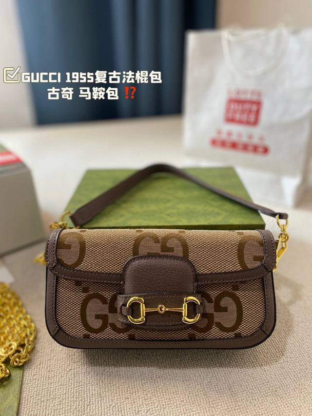 原单品质 Gucci 1955复古法棍包。 Gucci 1955家族又新填一位新成员在原有的经典马鞍包设计上等比例缩小定型包工艺显得更加小巧精致 配了一根超美的