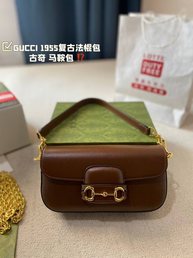 原单品质 Gucci 1955复古法棍包。 Gucci 1955家族又新填一位新成员在原有的经典马鞍包设计上等比例缩小定型包工艺显得更加小巧精致 配了一根超美的