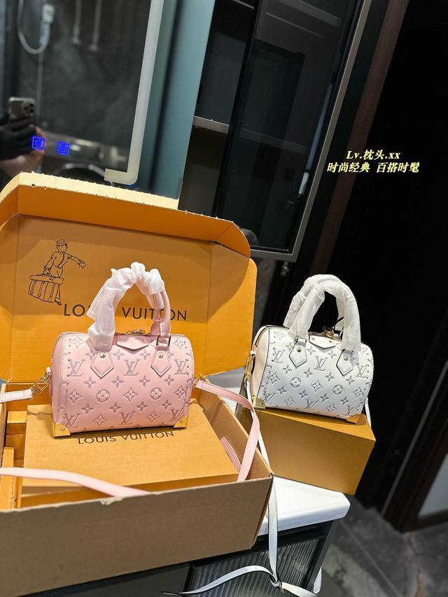 礼盒包装 Lv 新款 Speedy 25 铆钉枕头包 Lv 新款系列 枕头包 手袋,全网首发 Lv Speedy 枕头包这款retiro 手袋以标志性 经典永恒