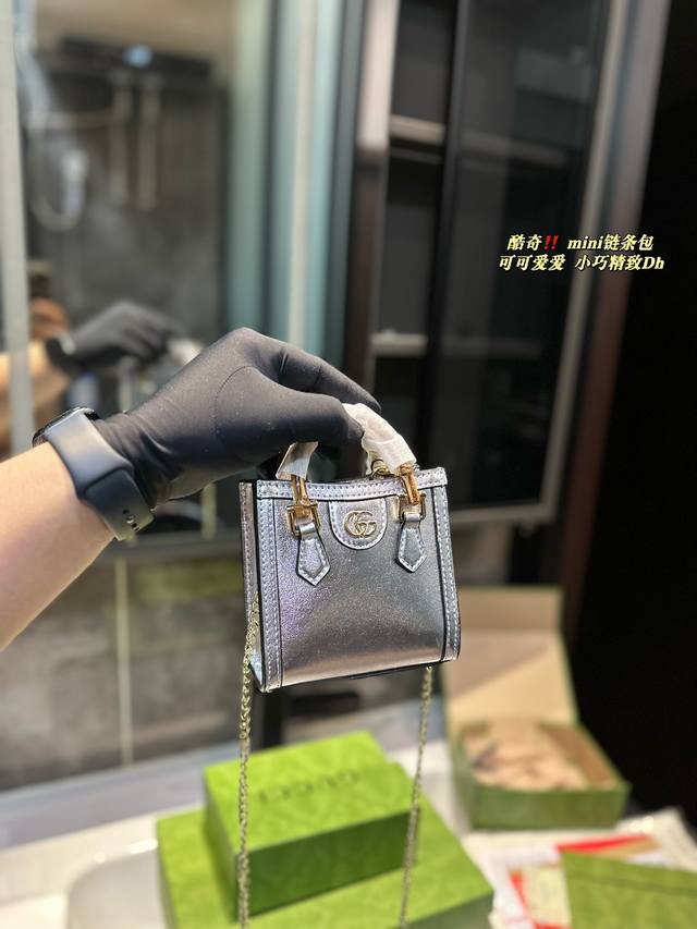 礼盒包装 酷奇mini链条包 Gucci Diana 超 Mini， 又是一只无敌可爱的小废包 ～加小版的竹节 Diana 太过精致，链条肩带上还点缀了gucc