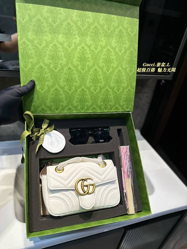 礼盒包装 马蒙包+Gucci眼镜+Gucci扩香石+小扇子 Gucci Marmont链带肩背包采用颇具结构感的柔软造型和超大号翻盖封口配以双 G 金属配件可滑