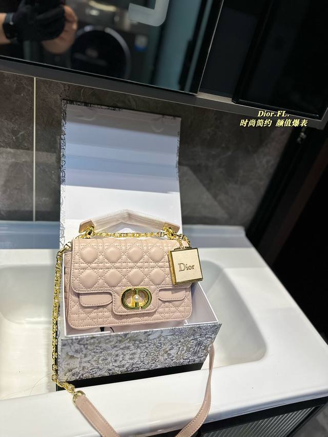 Dior New新款dior Jolie 手提包2024春夏新品，小牛皮材质，兼具优雅气质与实用功能，藤格纹多层设计，容量最佳！搭配可拆卸手柄与可拆卸链条肩带，