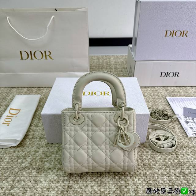 全套包装 磨砂四格lady Dior 戴妃磨砂这只新出的磨砂系列真的太好看了吧！直直击中我的心脏、配上赠送的丝巾简直了！太般配了吧！！这个size比mini的大