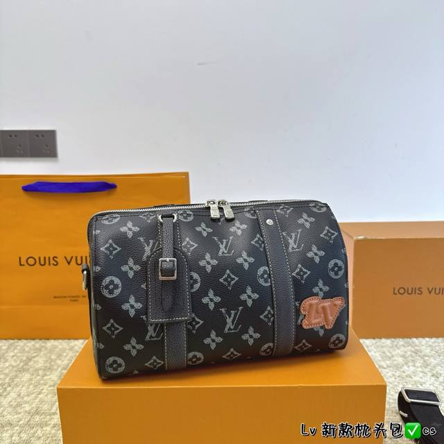 折叠盒 Lv Keepall 新品枕头包 简直长在我的心头。 男女同款！！！！ 男盆友的新包 尺寸27.13.17