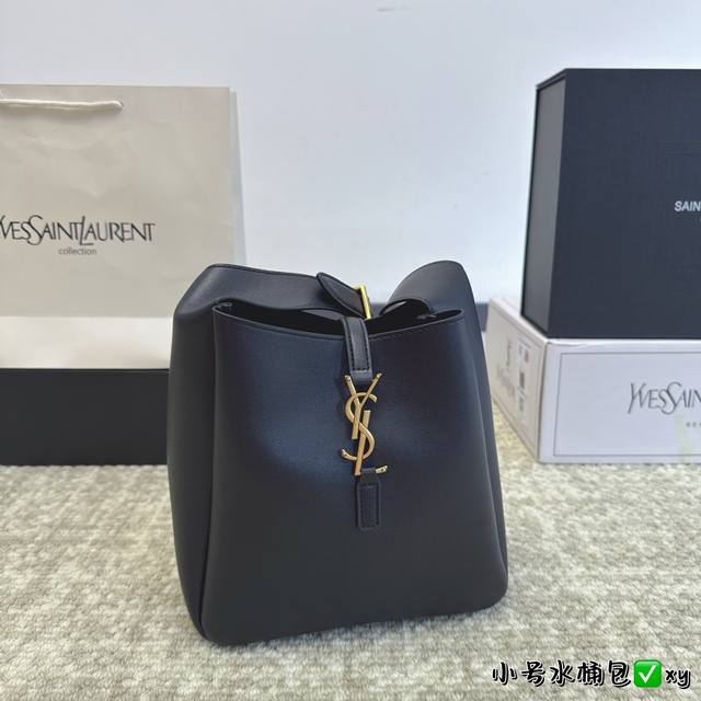 配飞机盒折叠盒 Ysl Hobo腋下 水桶包 Ysi家当之无愧的入门经典款 超级耐燥这个皮质真的是我最爱的皮质之一不怕刮牛皮的纹理也有质感 相比金链我更喜欢链非