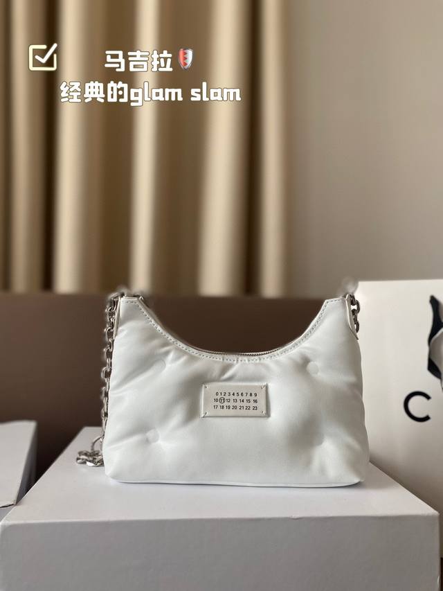 刘雯背完井柏然背 经典的glam Slam再次升级改版为hobo腋下包 Size 变小就更适合夏天~ 看刘雯背完井柏然背这个架势，这支枕头包真的能帮你打造不费力