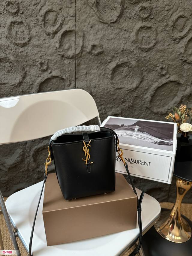 免税店全套包装 圣罗兰 Ysl 小号 Le 37 Bucket 新款水桶包红透国内外时尚圈 Ysl 水桶包皮质太好了 原版1:1定制时装 体闲 不挑衣服 尺寸1