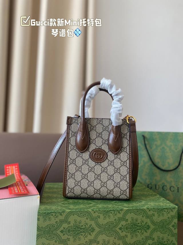 配飞机盒折叠礼盒 Gucci Mini Tote 一眼相中的包，一定是好东西太绝了这款新mini托特包，琴谱包，不喜欢太大的包，又指望买一个能装东西的挎包，那这