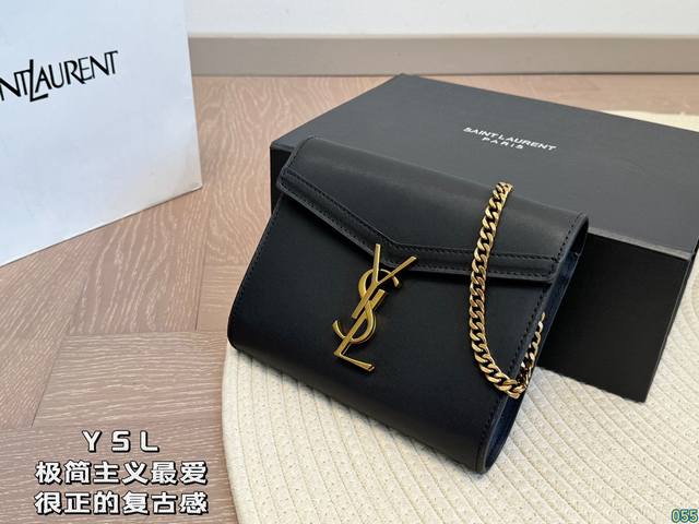 圣罗兰ysl 极简主义最爱的包型 很正的复古感 翻盖搭扣很新颖哇 空间的话日常出行完全无压力 尺寸19 16